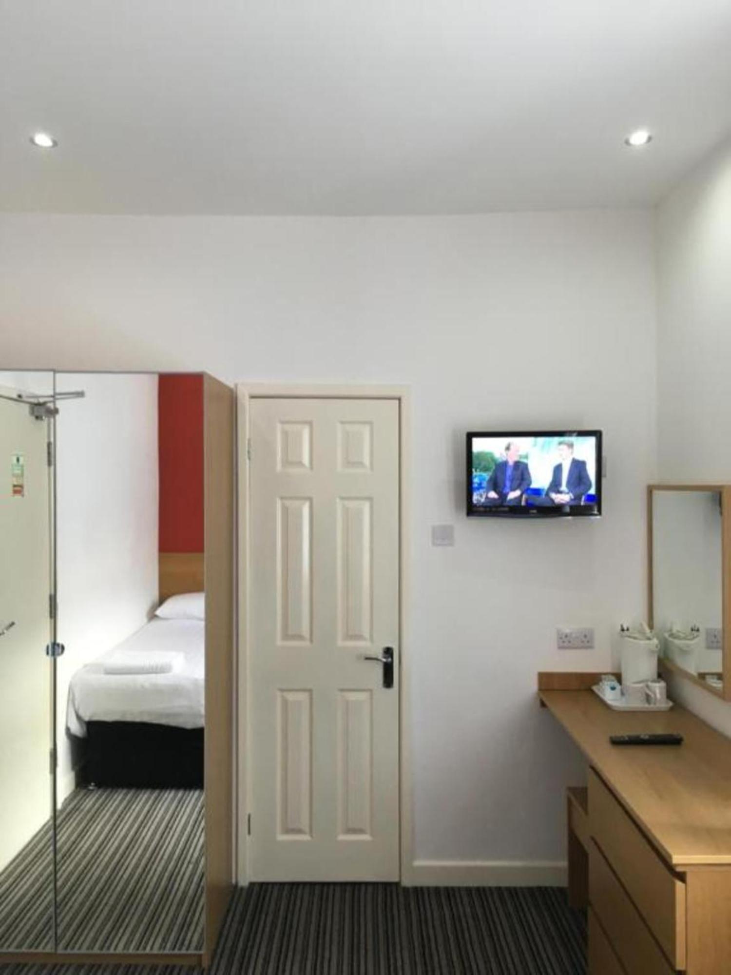 Oyo Wave Crest Hotel